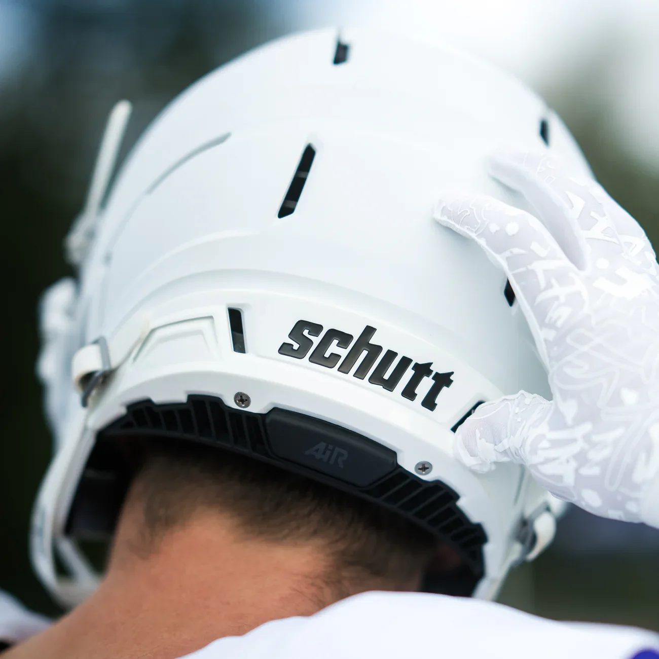 Spieler mit weißem Schutt F7 Air American Football Helm, Ansicht von hinten