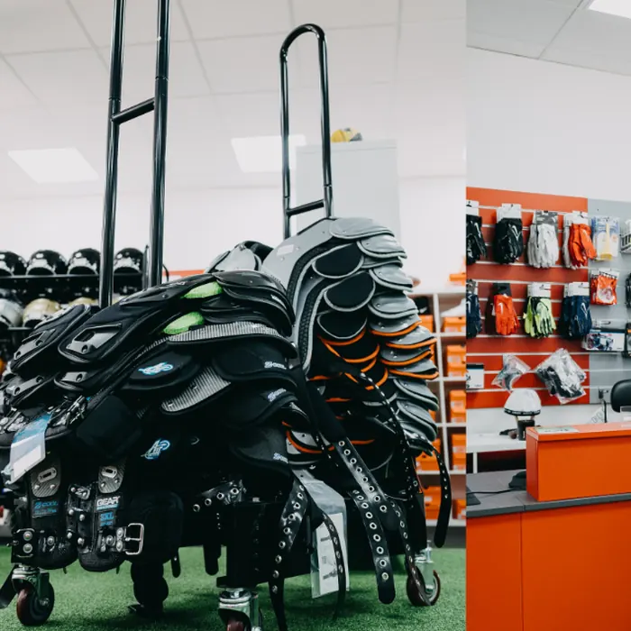 Shoulder Pads auf einem Rollständer im Store