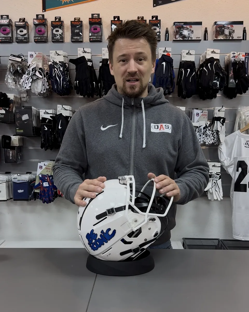 DOC A SPORTS Berater zeigt einen Schutt F7 Helm im Store